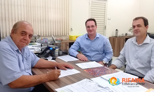 PREFEITO HUGO ASSINA COM A CAIXA, CONVÊNIO PARA VERBA DE R$ 295 MIL